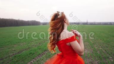 一个年轻漂亮的女人穿着红色裙子在大自然背景下的肖像